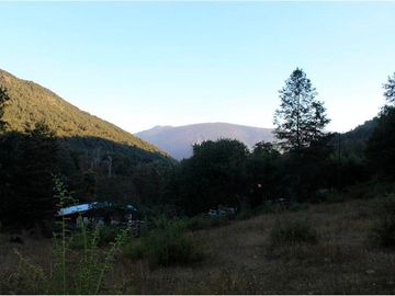 Tu Oasis en Pucón: Parcela en Venta Frente al Lago