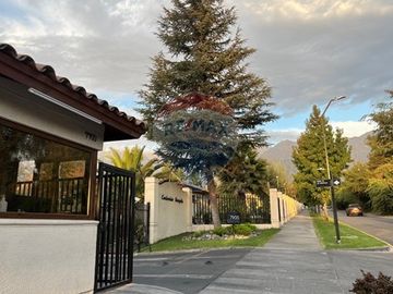 Casa de 5D + 3B en Condominio