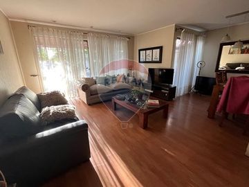 Casa de 5D + 3B en Condominio