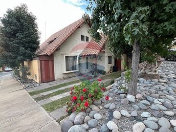 Casa de 5D + 3B en Condominio