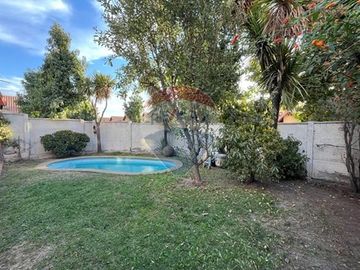 Casa de 5D + 3B en Condominio