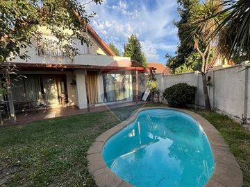 Casa de 5D + 3B en Condominio