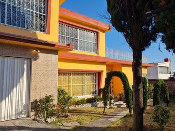 Venta de Casa con Alberca Zona de Los Fuertes, con recámara en planta baja