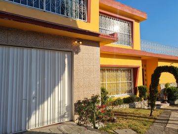 Venta de Casa con Alberca Zona de Los Fuertes, con recámara en planta baja