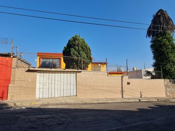Venta de Casa con Alberca Zona de Los Fuertes, con recámara en planta baja