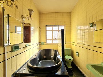 Venta de Casa con Alberca Zona de Los Fuertes, con recámara en planta baja
