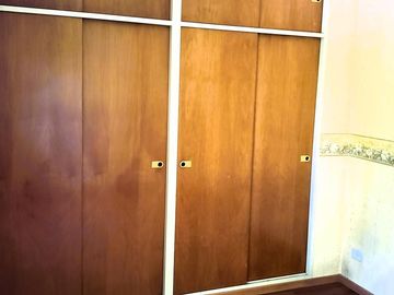 VENTA Triplex 4 ambientes con jardín, quincho cerrado y terraza