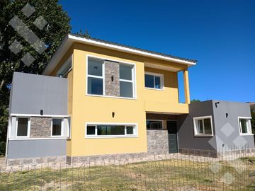 VENTA CASA 3 DORMITORIOS - B° PARAISOS DEL LIMAY, PLOTTIER