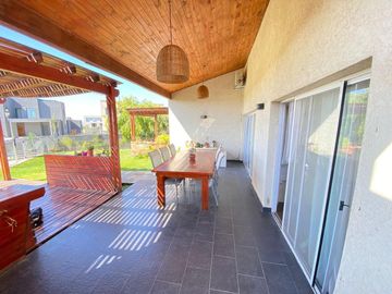 Espectacular Casa en Venta en Barrio San Sebastián - ESCOBAR - APTA CREDITO