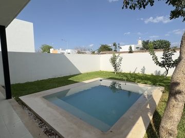 Casa en venta Nueva en privada, Amueblada y equipada en Conkal Yucatán