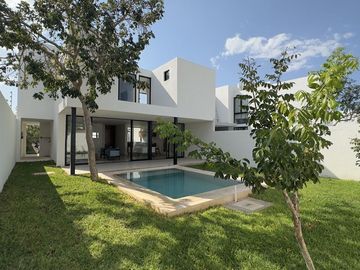 Casa en venta Nueva en privada, Amueblada y equipada en Conkal Yucatán