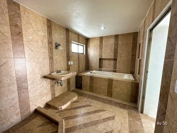 Venta de casa sobre avenida 50 en Francisco de Montejo en Mérida Yucatán