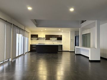 CASA EN VENTA  CON 4 HABITACIONES, JURIQUILLA QUERERTARO