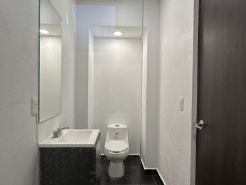CASA EN VENTA  CON 4 HABITACIONES, JURIQUILLA QUERERTARO