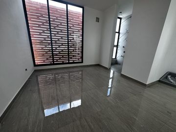 Casa en 3 niveles frente a gran parque en zona norte