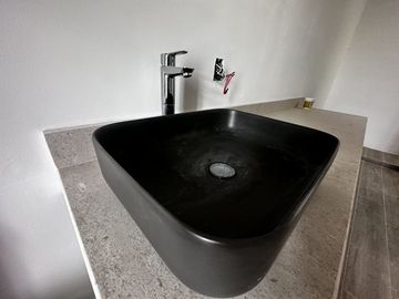 Casa en 3 niveles frente a gran parque en zona norte