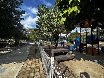 Casa en 3 niveles frente a gran parque en zona norte