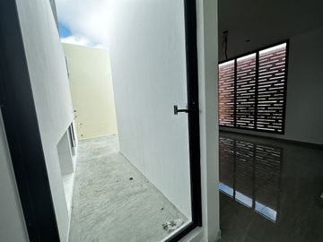 Casa en 3 niveles frente a gran parque en zona norte
