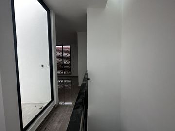 Casa en 3 niveles frente a gran parque en zona norte