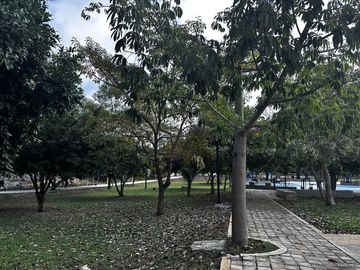 Casa en 3 niveles frente a gran parque en zona norte