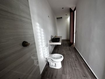 Casa en 3 niveles frente a gran parque en zona norte