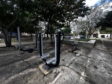 Casa en 3 niveles frente a gran parque en zona norte