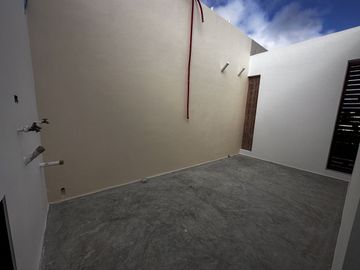 Casa en 3 niveles frente a gran parque en zona norte