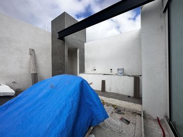 Casa en 3 niveles frente a gran parque en zona norte