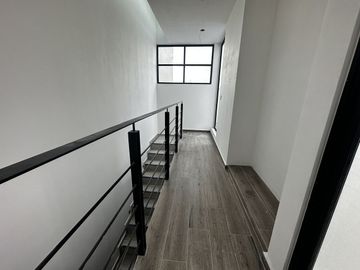 Casa en 3 niveles frente a gran parque en zona norte