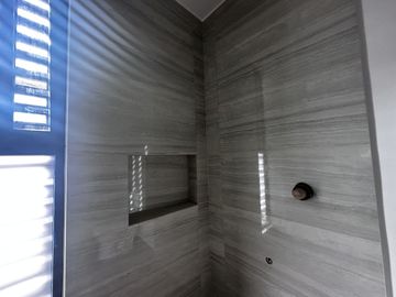 Casa en 3 niveles frente a gran parque en zona norte
