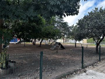 Casa en 3 niveles frente a gran parque en zona norte