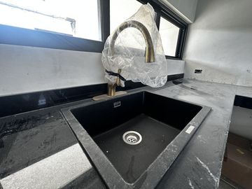 Casa en 3 niveles frente a gran parque en zona norte