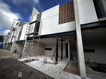 Casa en 3 niveles frente a gran parque en zona norte