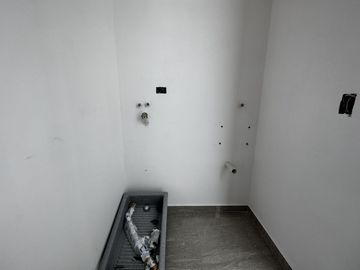 Casa en 3 niveles frente a gran parque en zona norte