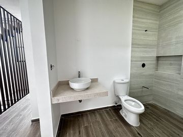 Casa en 3 niveles frente a gran parque en zona norte