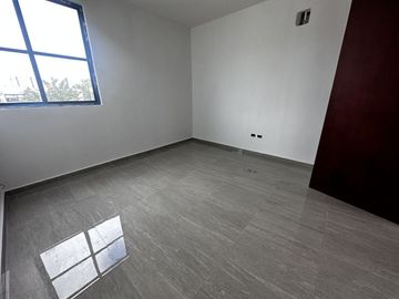 Casa en 3 niveles frente a gran parque en zona norte