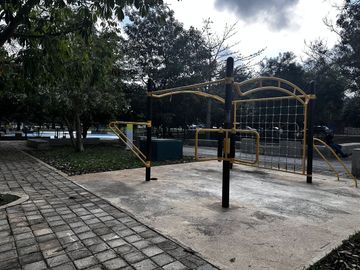 Casa en 3 niveles frente a gran parque en zona norte