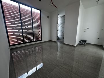 Casa en 3 niveles frente a gran parque en zona norte