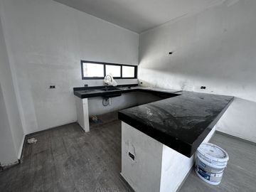Casa en 3 niveles frente a gran parque en zona norte