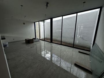Casa en 3 niveles frente a gran parque en zona norte