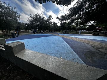 Casa en 3 niveles frente a gran parque en zona norte