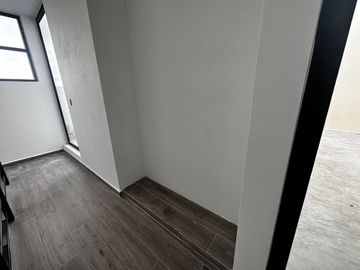 Casa en 3 niveles frente a gran parque en zona norte