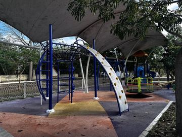 Casa en 3 niveles frente a gran parque en zona norte