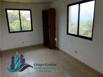SE VENDE CASA CON HERMOSAS VISTAS Y AMBIENTE FRESCO.