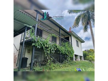 SE VENDE CASA CON HERMOSAS VISTAS Y AMBIENTE FRESCO.
