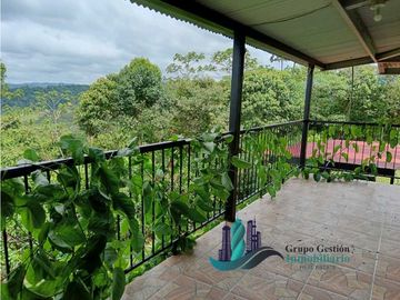 SE VENDE CASA CON HERMOSAS VISTAS Y AMBIENTE FRESCO.