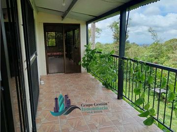 SE VENDE CASA CON HERMOSAS VISTAS Y AMBIENTE FRESCO.