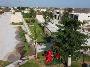 Casa de 4 recámaras con alberca en venta dentro de privada e