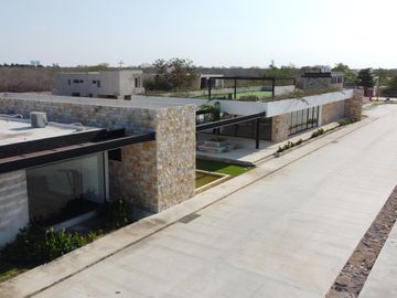 Casa de 4 recámaras con alberca en venta dentro de privada e