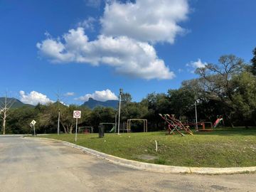CASA EN VENTA CUMBRES DE SANTIAGO
